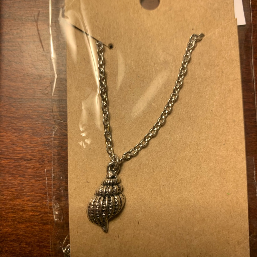 Silver Tone Seashell Necklaces NWT 16 inch - Picture 3 of 3